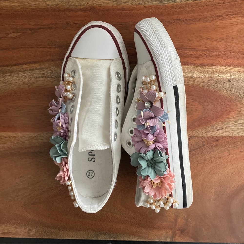 Gorgeous Unique Flower Decorated Low Rise Sneakers - Picture 8 of 8